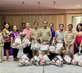 ส่งมอบอุปกรณ์กีฬาหมู่บ้านให้กับผู้นำทั้ง 12 หมู่บ้าน